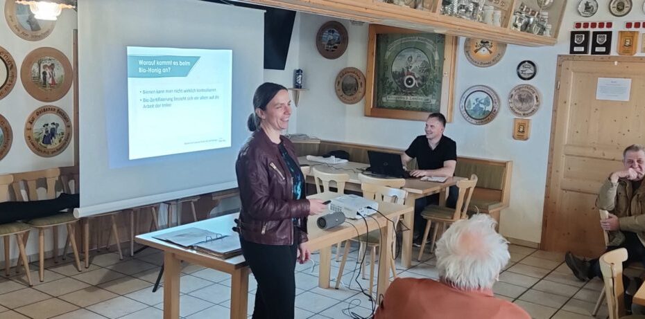 Susanne Fischer referiert über Bioimkerei Imkerverein Zeholfing